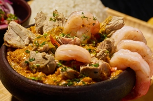 Cazuela mixta con camarones y trozos de pescado en Corona, NY.