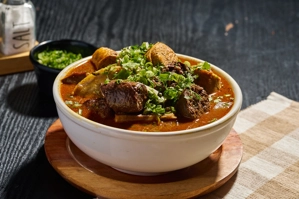 Caldo de salchicha ecuatoriano con morcilla y cilantro en Corona, NY.
