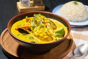 Sopa marinera con mariscos y aguacate en Corona, NY.