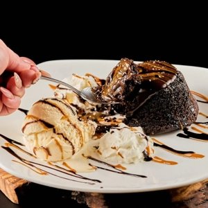 Volcan de Chocolate & Arequipe.