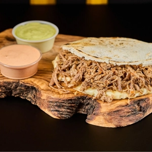 Arepa Carne y Queso.