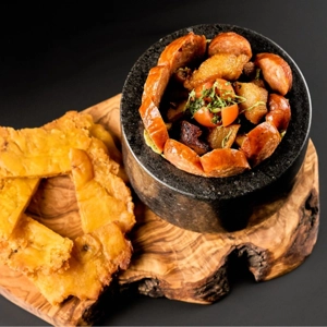 Guacamole con Tostones.