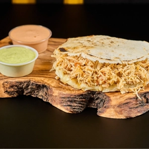Arepa Pollo y Queso.