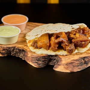 Arepa Chicharron y Queso.