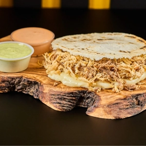 Arepa Carne, Pollo y Queso.