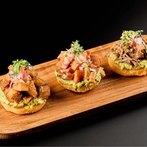 Arepitas de yuca con guacamole