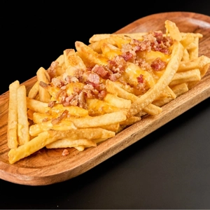 Papas con Queso Cheddar & Tocineta.