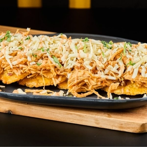 Tostones con Pollo Salsa de La Casa.