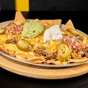 LOS NACHOS CON CARNE O CHILI