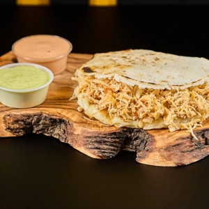 Arepa Pollo y Queso.