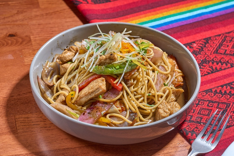 TALLARIN POLLO SALTADO