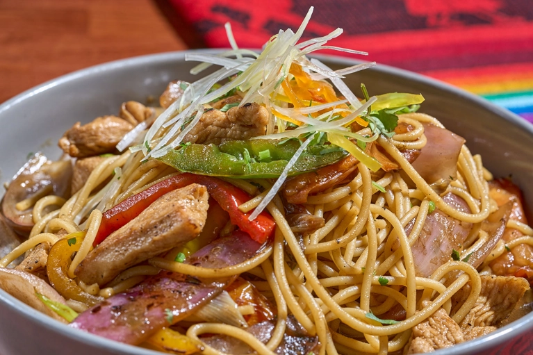 TALLARIN POLLO SALTADO