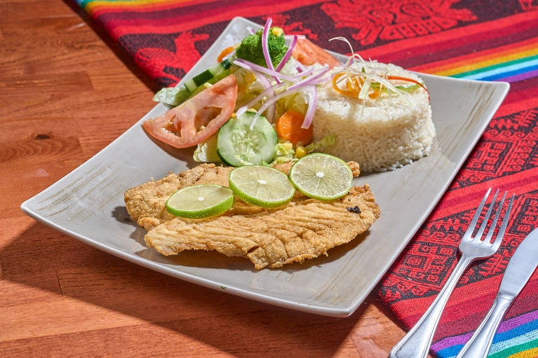 FILETE DE PESCADO CON ARROZ Y ENSALADA