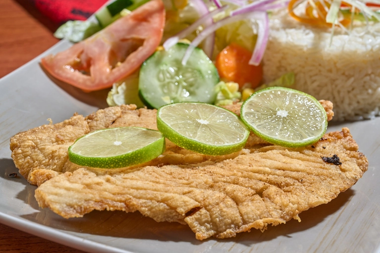 FILETE DE PESCADO CON ARROZ Y ENSALADA