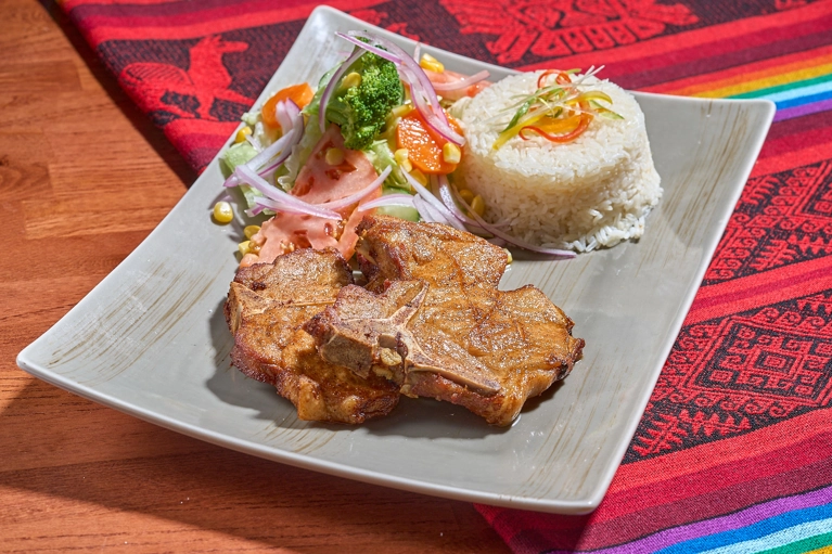 CHULETAS FRITAS CON ARROZ Y ENSALADAS