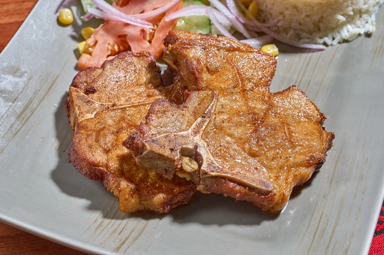 CHULETAS FRITAS CON ARROZ Y ENSALADAS