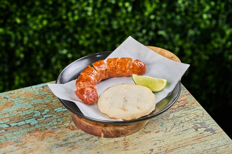 CHORIZO O MORCILLA CON AREPA PEQUEÑA