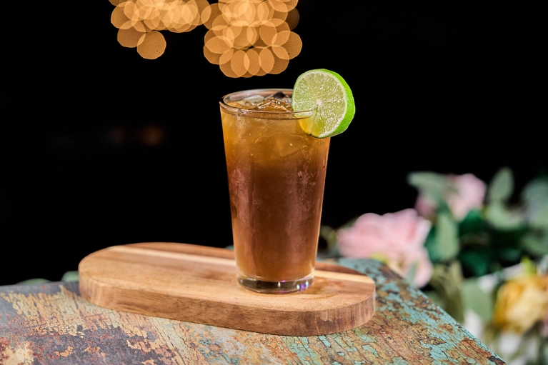 AGUA DE PANELA CON LIMÓN