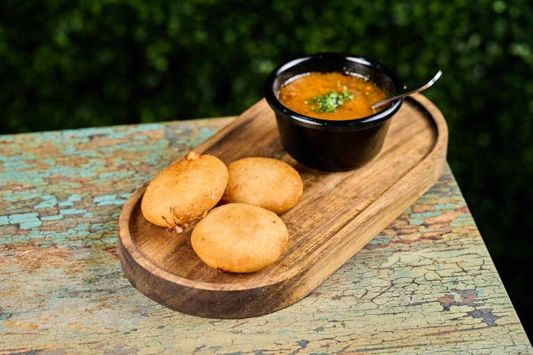 TOSTONES, AREPITAS RELLENAS CON QUESO O YUCA FRITA CON HOGAO