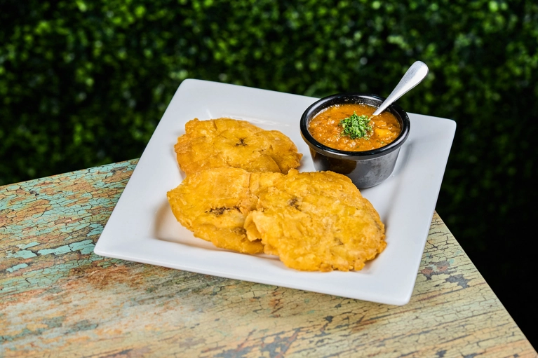 TOSTONES, AREPITAS RELLENAS CON QUESO O YUCA FRITA CON HOGAO