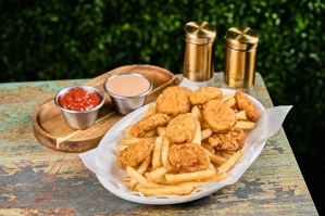 CHICKEN NUGGETS WITH FRENCH FRIES