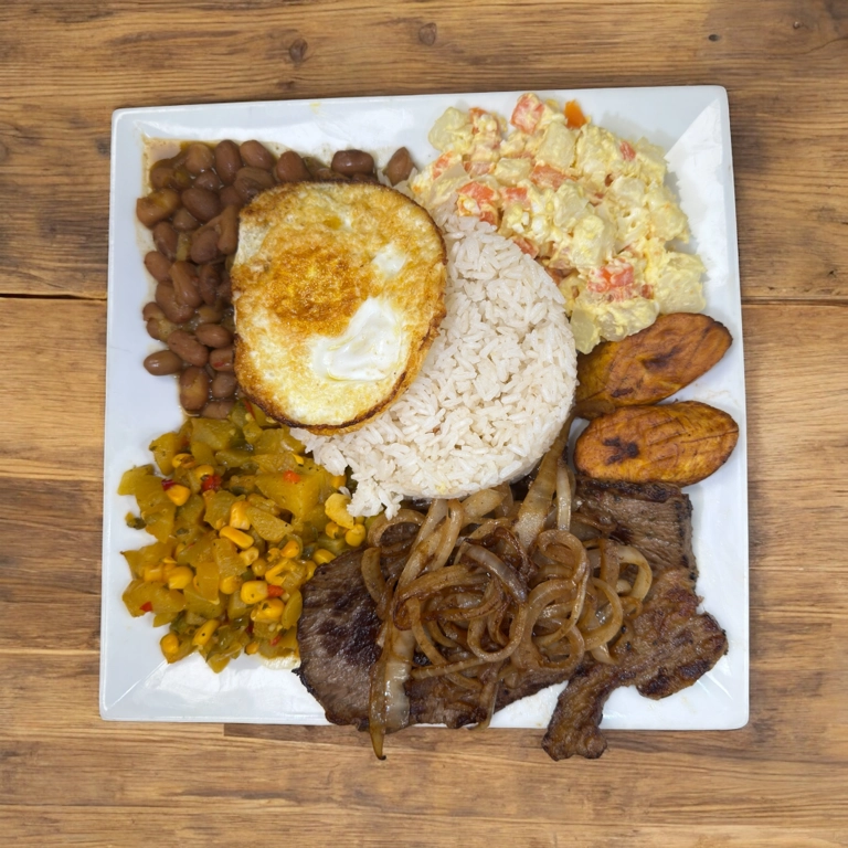 Casado colombiano con arroz, plátano maduro, frijoles y carne en Bound Brook.