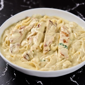 Fettuccine Alfredo Con Camarones