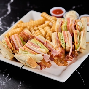 Club Sandwich Con Papas Fritas
