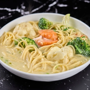Pasta Con Vegetales en Salsa de Ajo