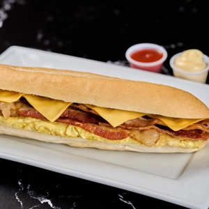 Sandwich Tocineta o Jamón Con Huevo y Queso (Hero)