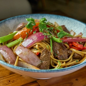 Tallarin Saltado Carne Bandeja