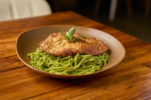 Green pasta with breaded chicken