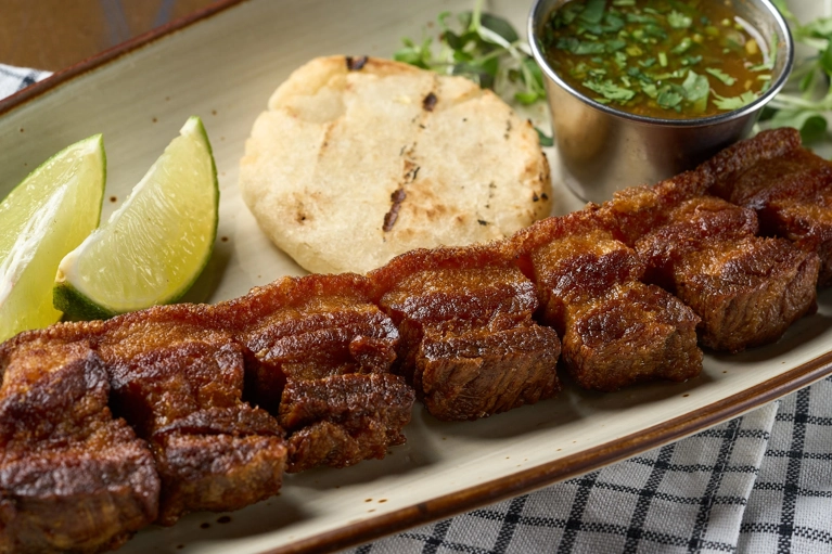 CHICHARRÓN CON AREPA
