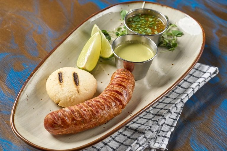 CHORIZO CON AREPA