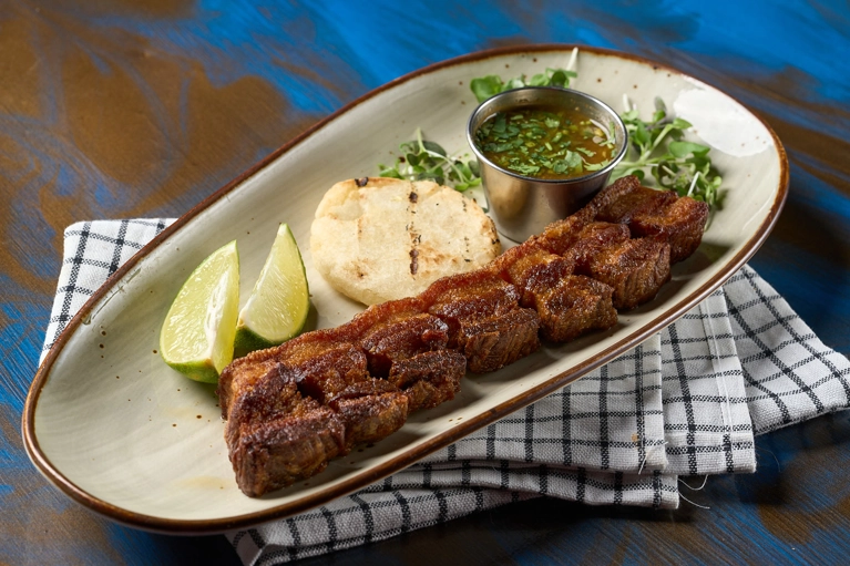 CHICHARRÓN CON AREPA