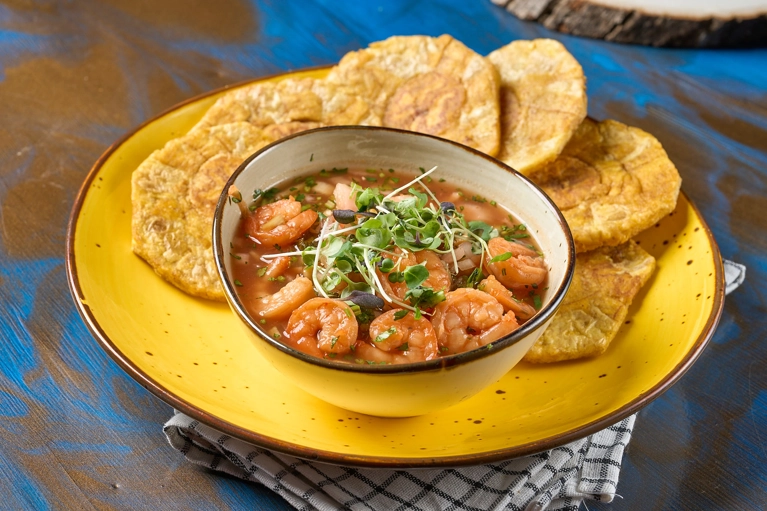 CEVICHE DE CAMARONES EN SALSA DE TOMATE