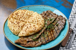 CARNE ASADA CON AREPA