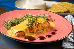 SALMÓN ASADO O AL AJILLO