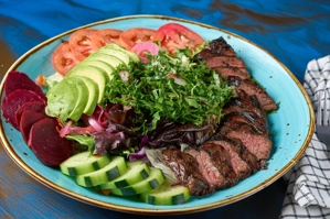 Ensalada mixta con carne, aguacate y tomate. Incluye pepino y remolacha. Tipo de cocina desconocido en ciudad desconocida.