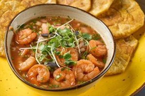 CEVICHE DE CAMARONES EN SALSA DE TOMATE