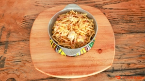 Sencillos con pollo, papas fritas y maíz en un plato sobre una tabla de madera. Cocina desconocida en ciudad no especificada.