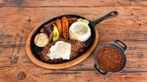 Bandeja Típica con carne molida, huevo frito, aguacate y arepa. Frijoles rojos al lado. Cocina colombiana.