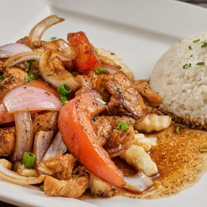 Pollo Saltado con Arroz y Papas
