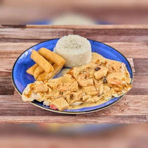 Pechuga Marinera with shrimp and creamy sauce, served with rice and fried yuca on a blue plate. Cuisine type and city
