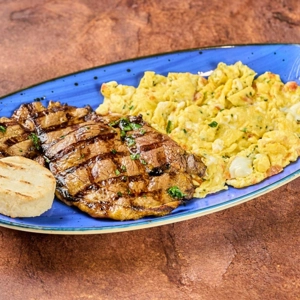 Pericos con Carne Asada