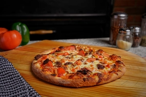 CHICKEN AND TOMATO PIZZA 