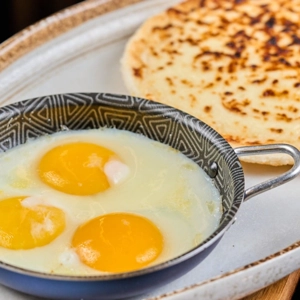 Huevos Cacerola Con Arepa / Fried Eggs with corn cake