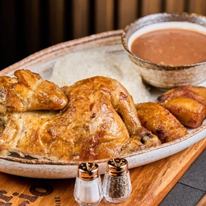 1/2 Pollo con arroz y frijol / 1/2 Roasted Chicken, Rice, & Beans