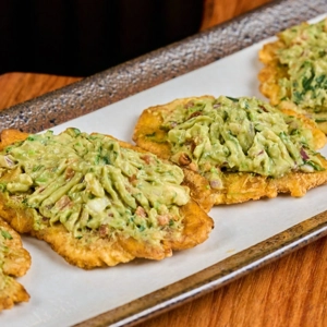 Tostones con Guacamole / Green Plantain with Guacamole