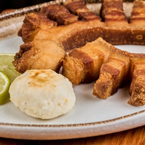 CHICHARRON CON AREPA
